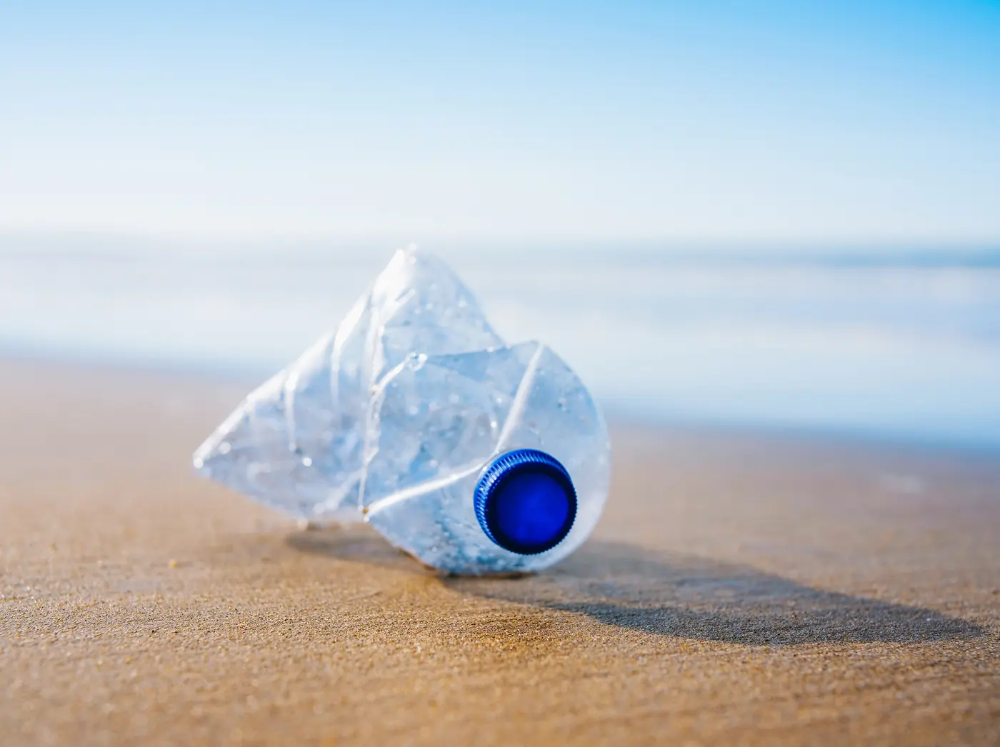 Une bouteille en plastique abandonnée sur une plage